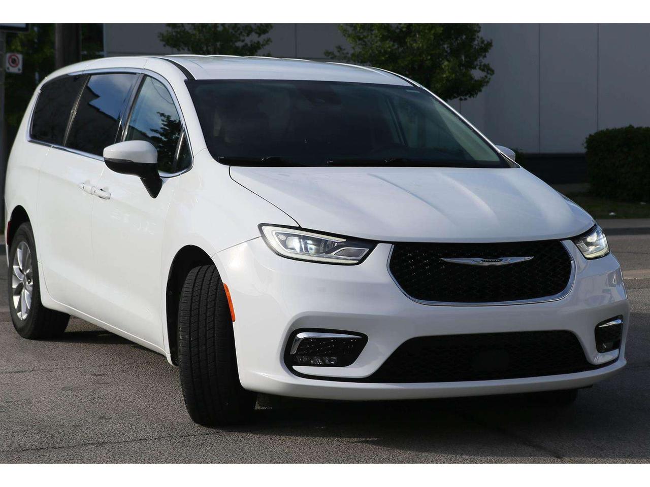 2023 Chrysler Pacifica TOURING L AWD Photo