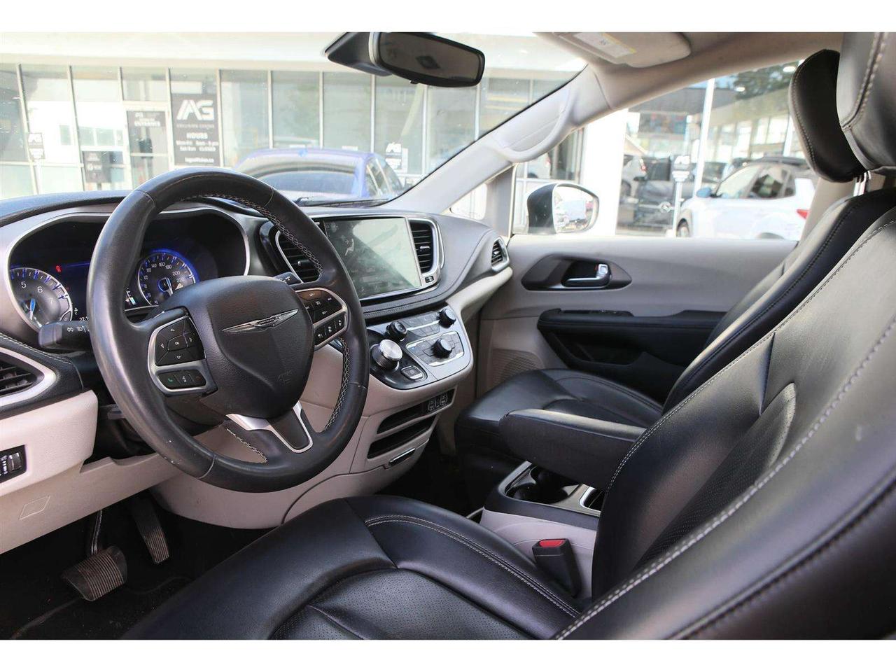 2023 Chrysler Pacifica TOURING L AWD Photo