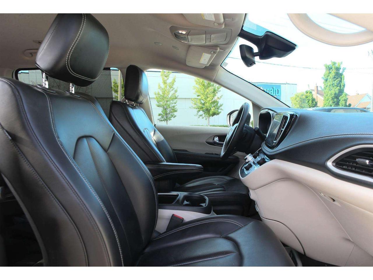 2023 Chrysler Pacifica TOURING L AWD Photo