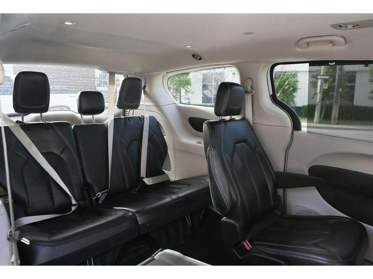 2023 Chrysler Pacifica TOURING L AWD Photo