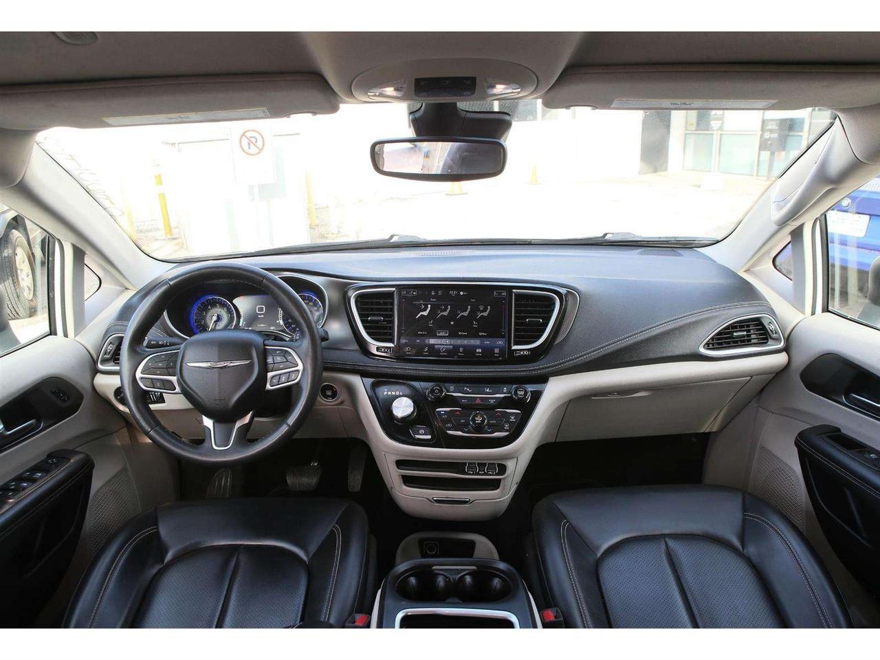2023 Chrysler Pacifica TOURING L AWD Photo