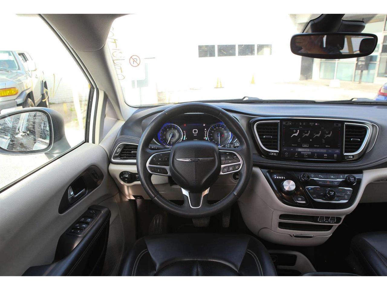 2023 Chrysler Pacifica TOURING L AWD Photo