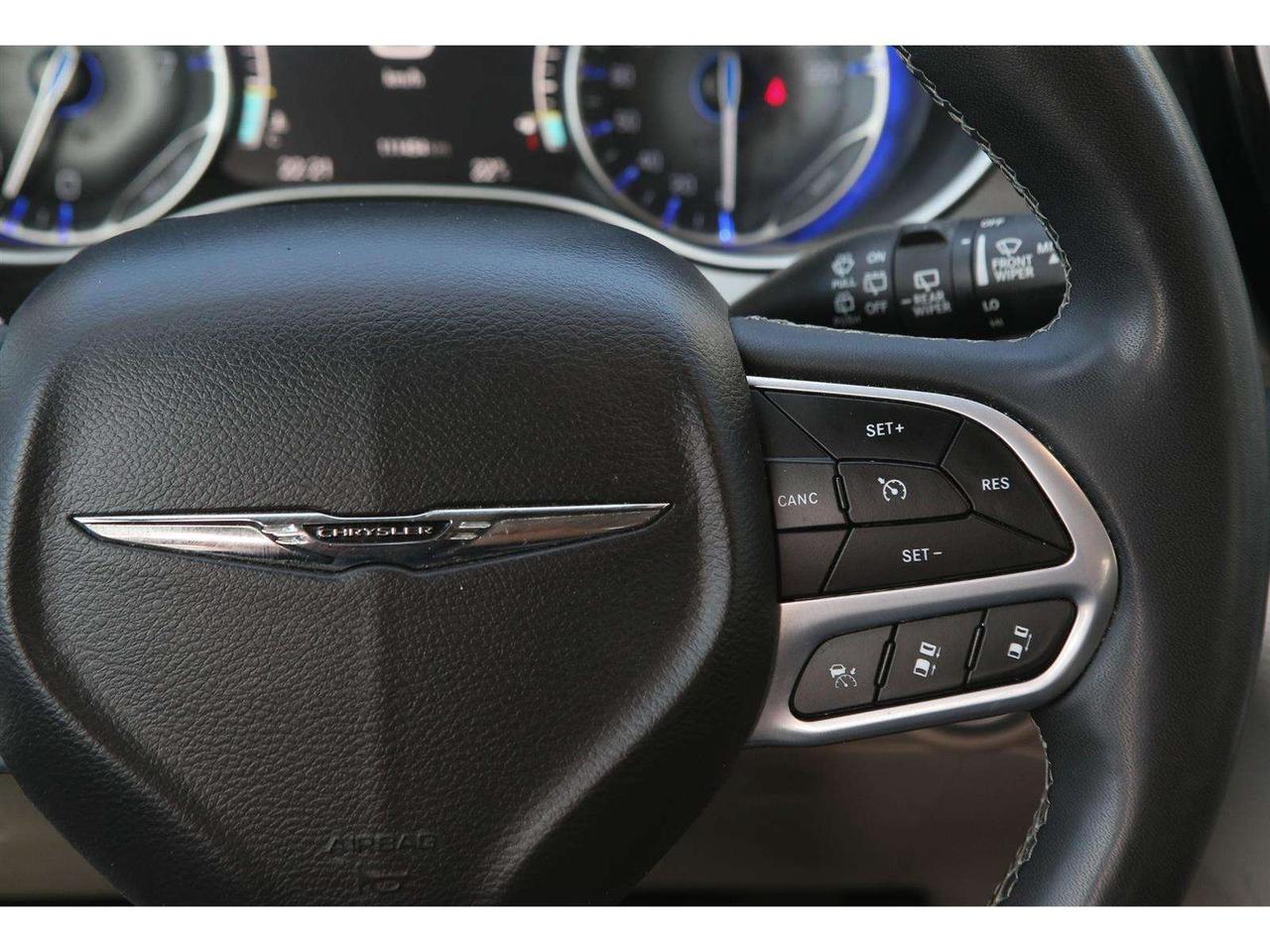 2023 Chrysler Pacifica TOURING L AWD Photo
