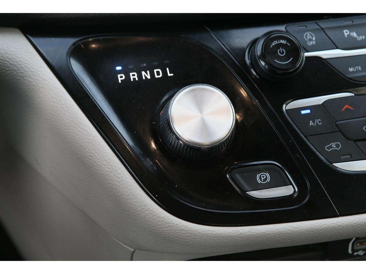 2023 Chrysler Pacifica TOURING L AWD Photo