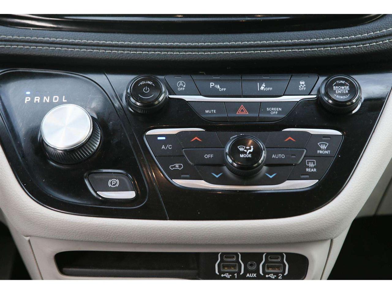 2023 Chrysler Pacifica TOURING L AWD Photo