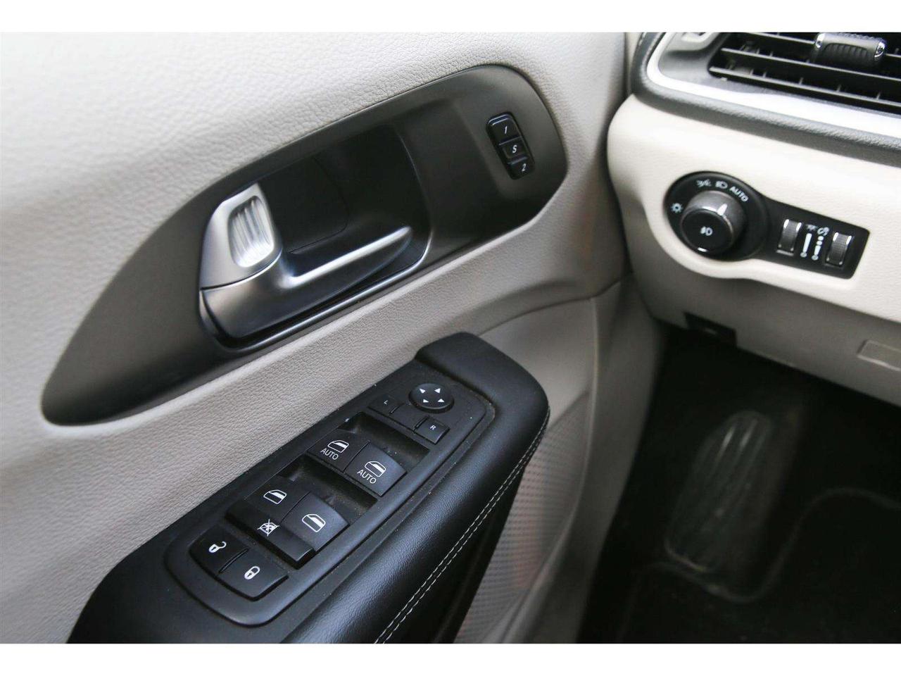 2023 Chrysler Pacifica TOURING L AWD Photo
