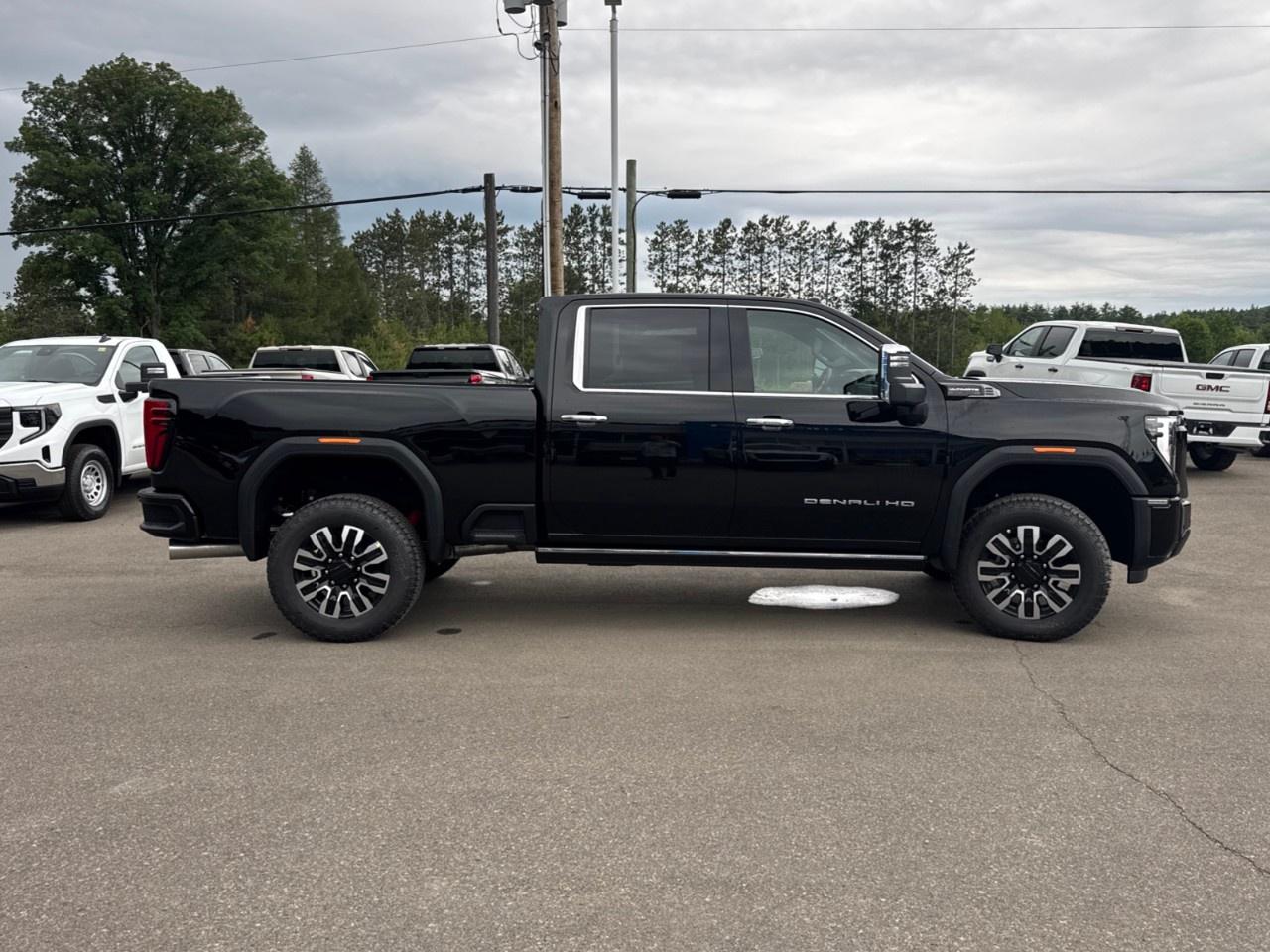 2026 GMC SIERRA 2500HD Crew Cab Standard Box 4-Wheel Drive Denali Ultimate Photo3