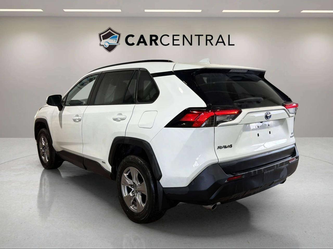 2023 Toyota RAV4 LE HYBRID | AWD | HEATED SEATS | CARPLAY | Photo