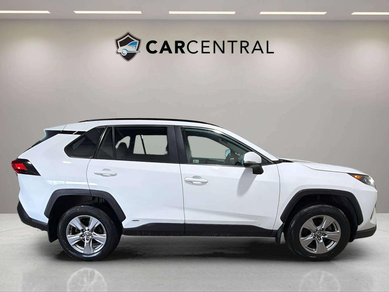 2023 Toyota RAV4 LE HYBRID | AWD | HEATED SEATS | CARPLAY | Photo