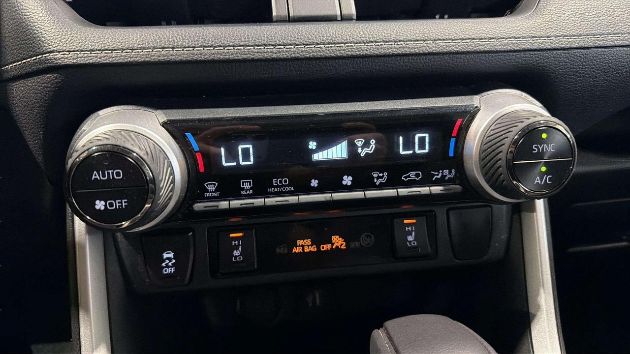 2023 Toyota RAV4 LE HYBRID | AWD | HEATED SEATS | CARPLAY | Photo