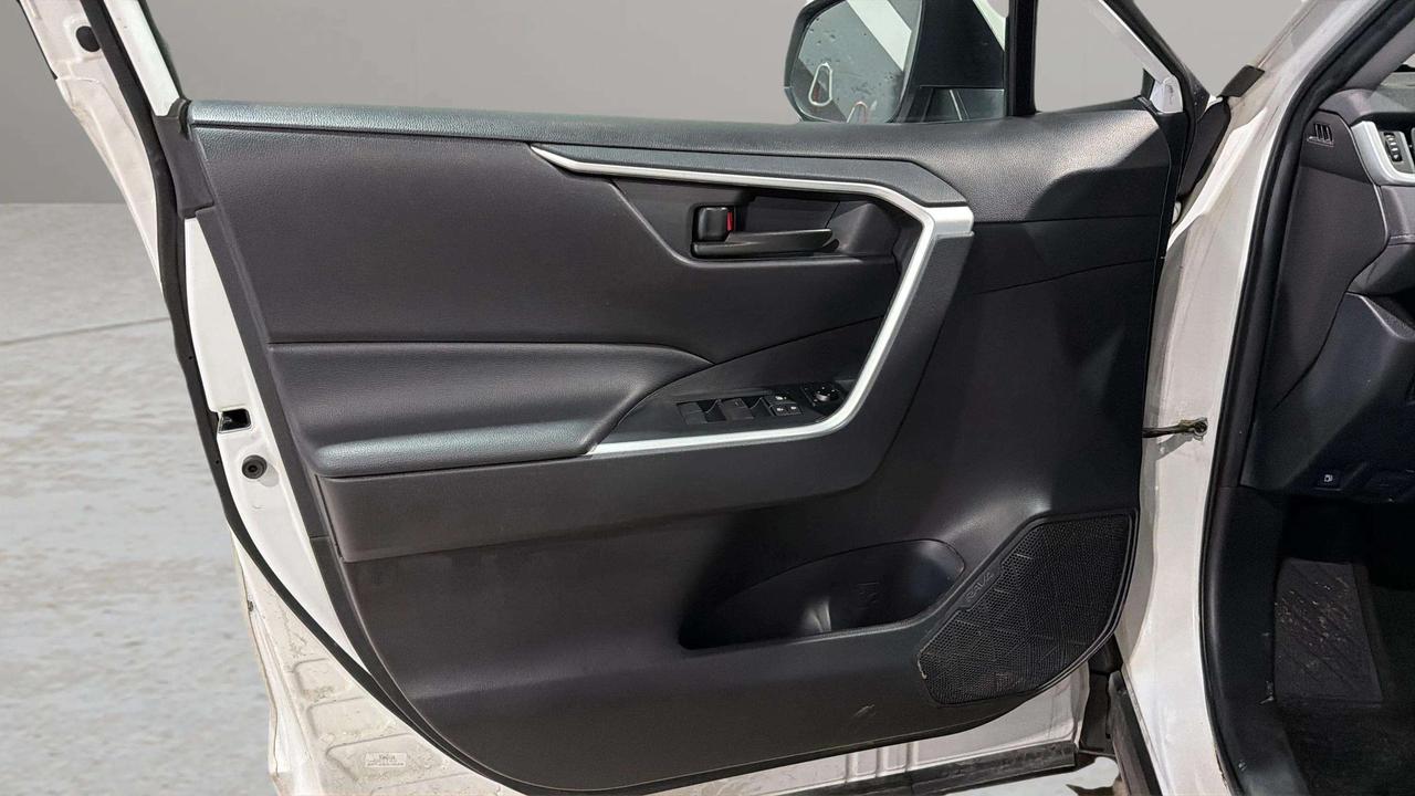 2023 Toyota RAV4 LE HYBRID | AWD | HEATED SEATS | CARPLAY | Photo