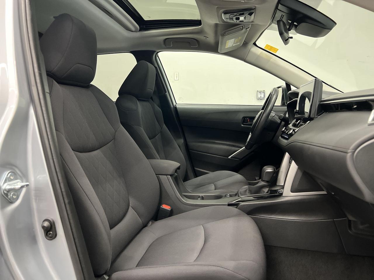 2023 Toyota Corolla Cross LE AWD | ONLY 28,00KMS! | SUNROOF | CARPLAY | A/C Photo