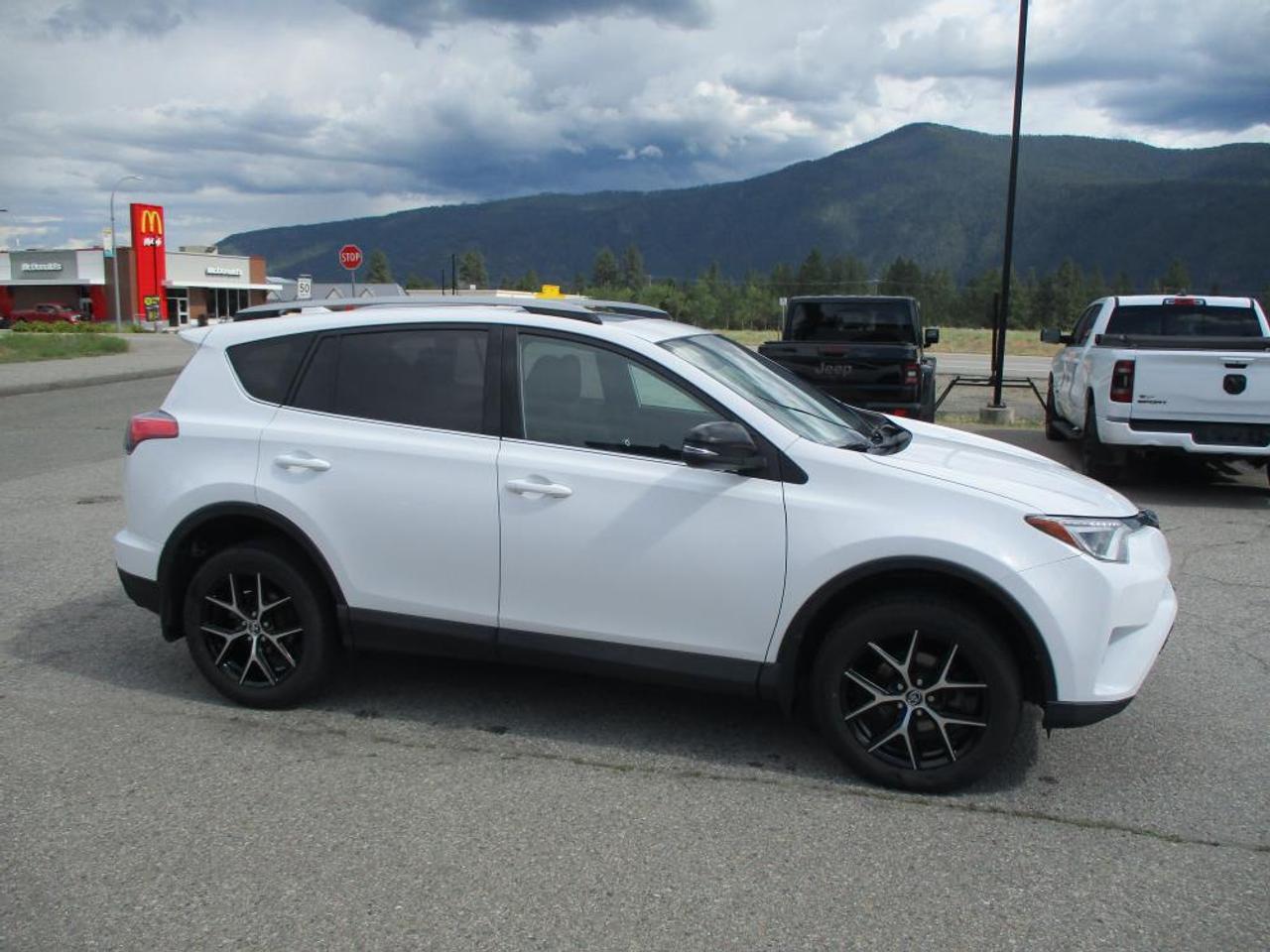 2018 Toyota RAV4 SE AWD - Photo #4