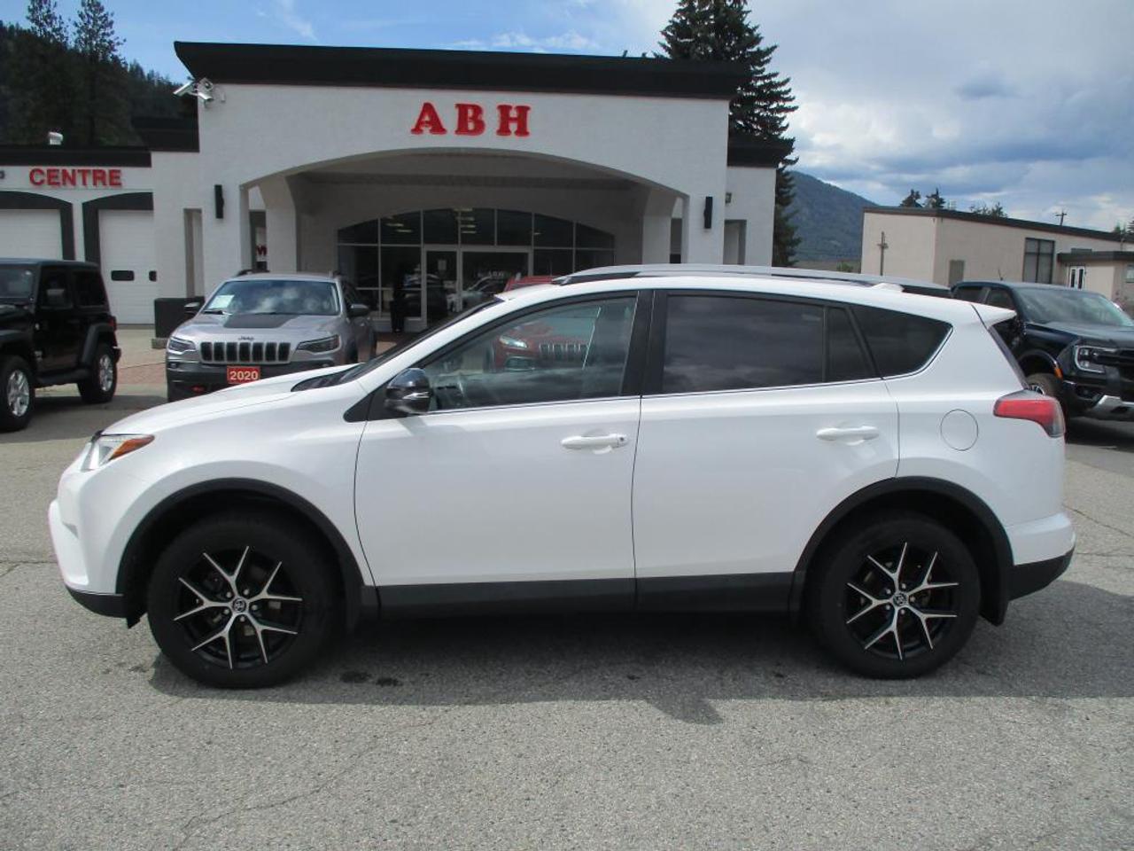2018 Toyota RAV4 SE AWD - Photo #3
