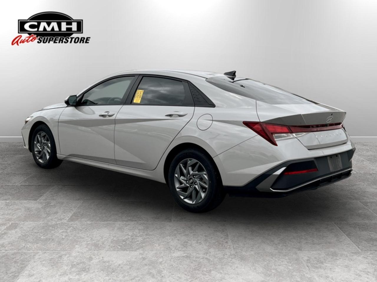 2024 Hyundai Elantra Preferred IVT  - Low Mileage Photo