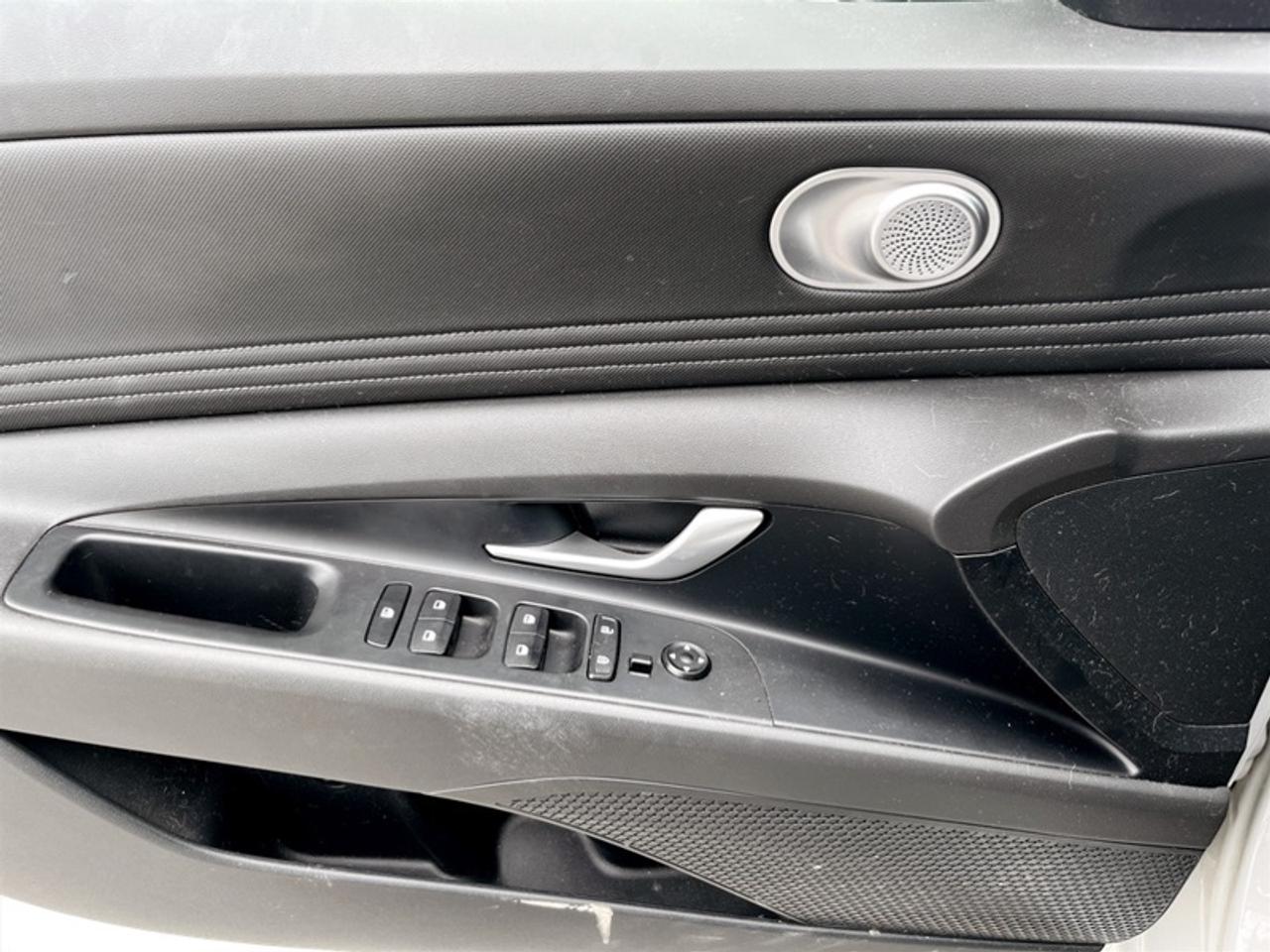2024 Hyundai Elantra Preferred IVT  - Low Mileage Photo