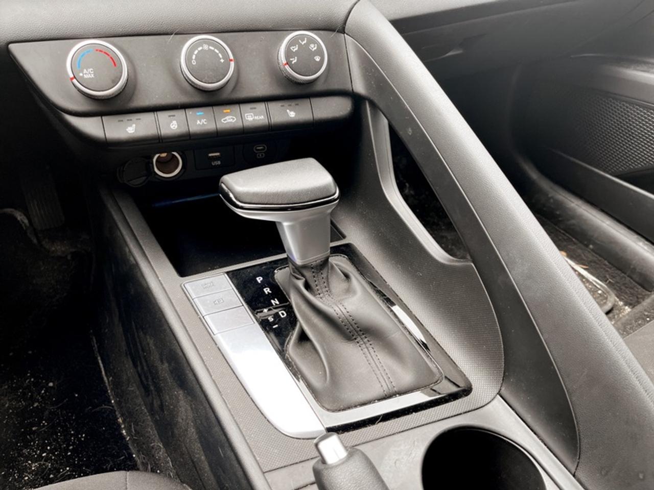 2024 Hyundai Elantra Preferred IVT  - Low Mileage Photo