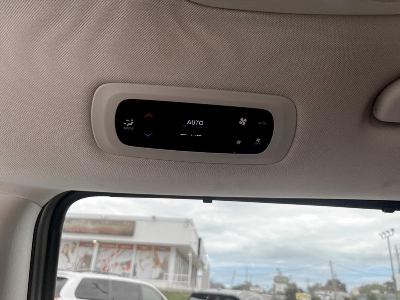 2024 Chrysler Pacifica Touring L Photo