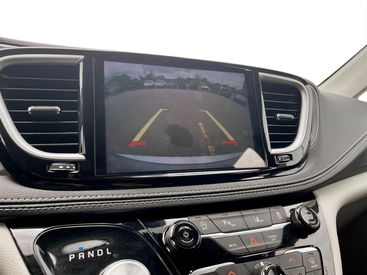 2024 Chrysler Pacifica Touring L Photo