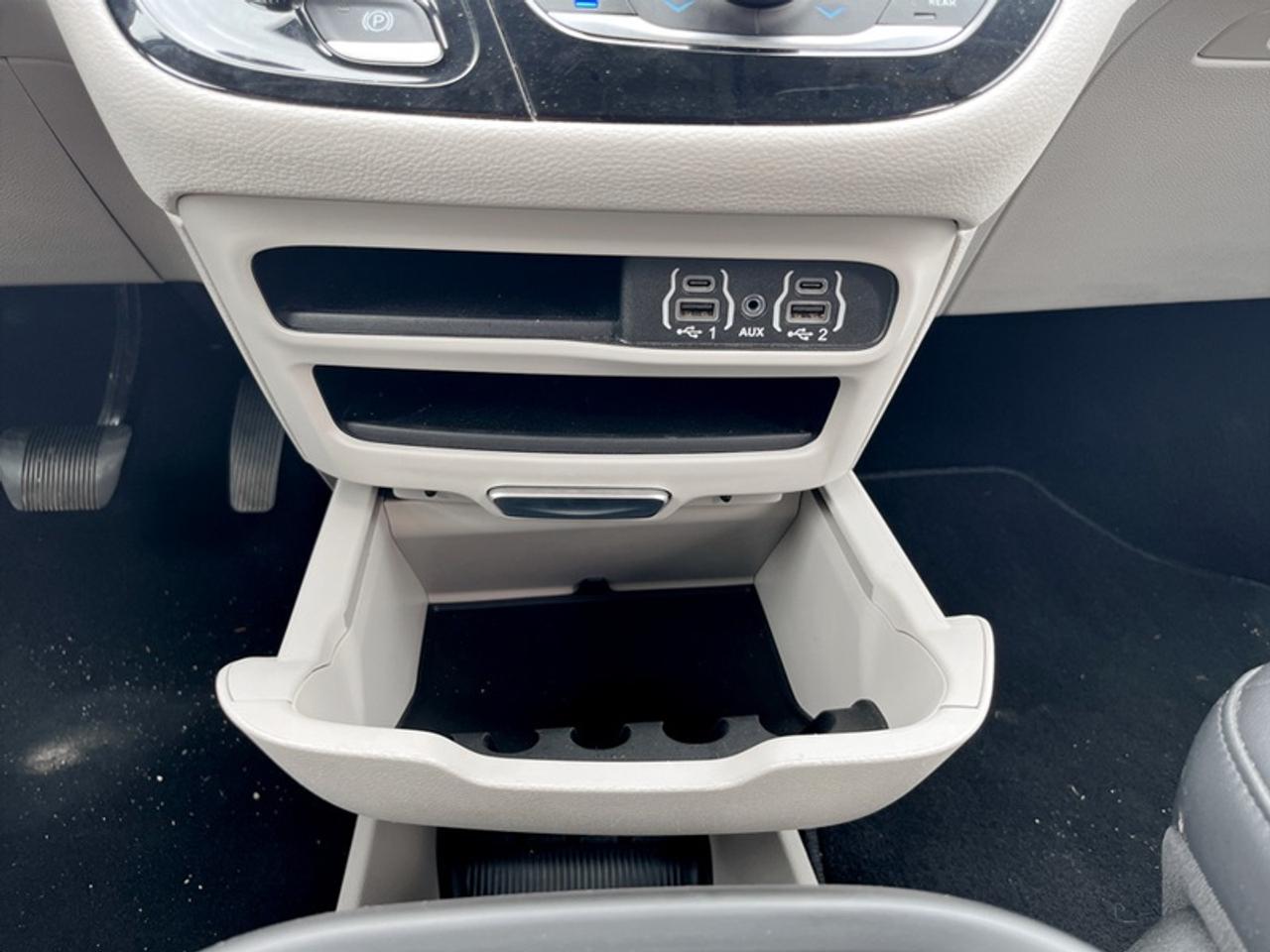 2024 Chrysler Pacifica Touring L Photo