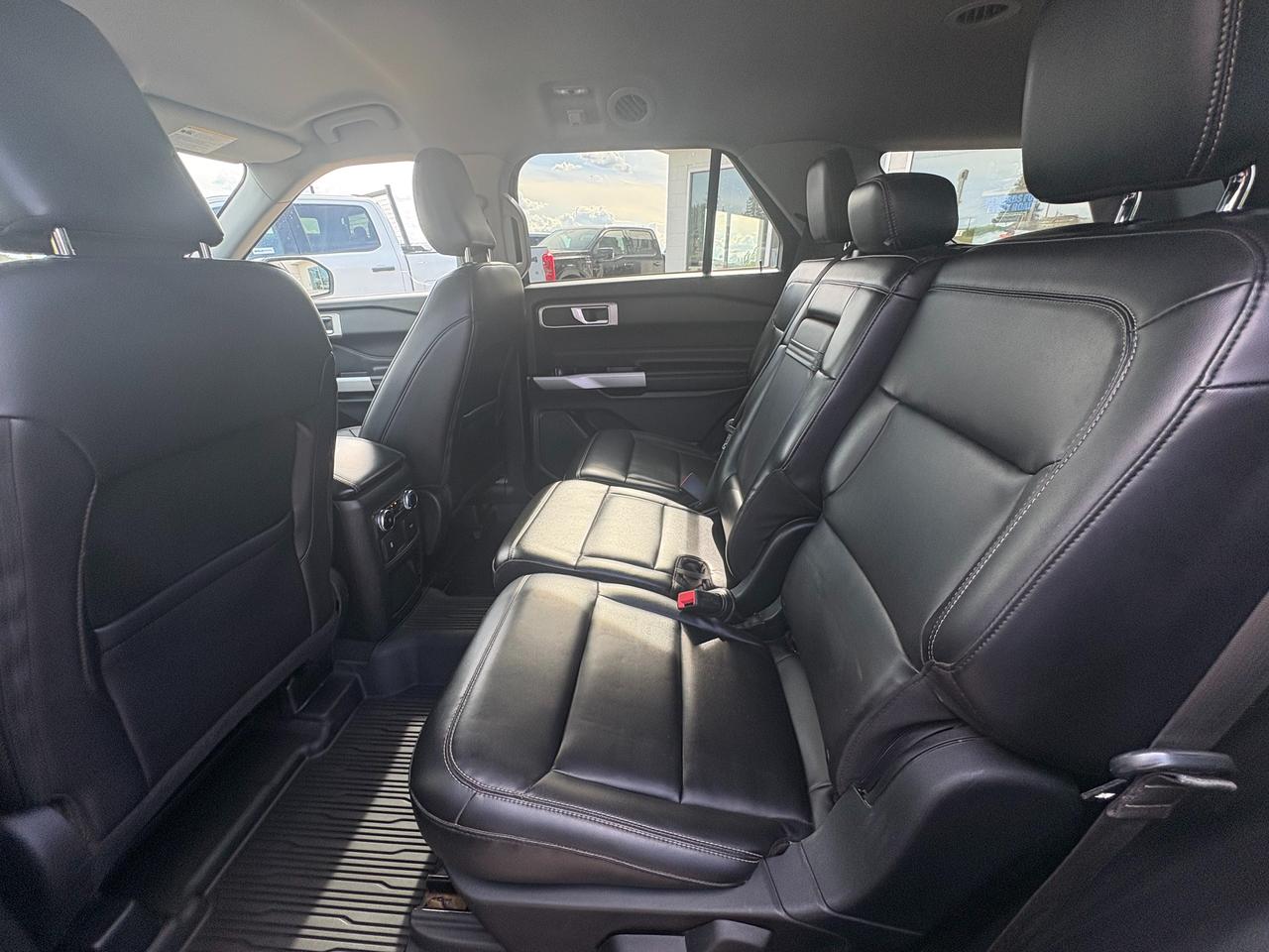 2022 Ford Explorer XLT Photo2