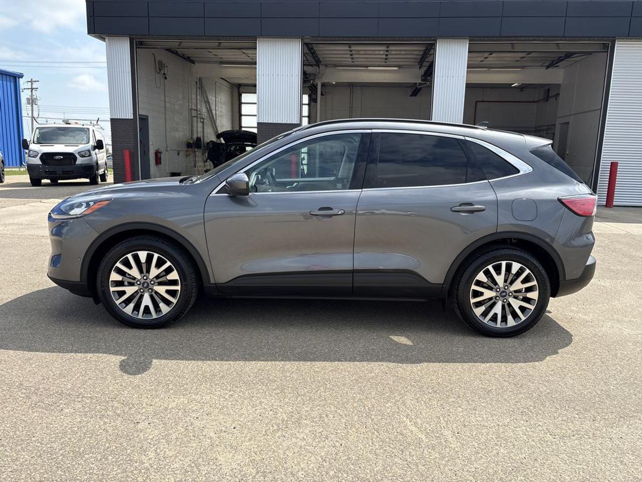 2021 Ford Escape Titanium Hybrid Photo3
