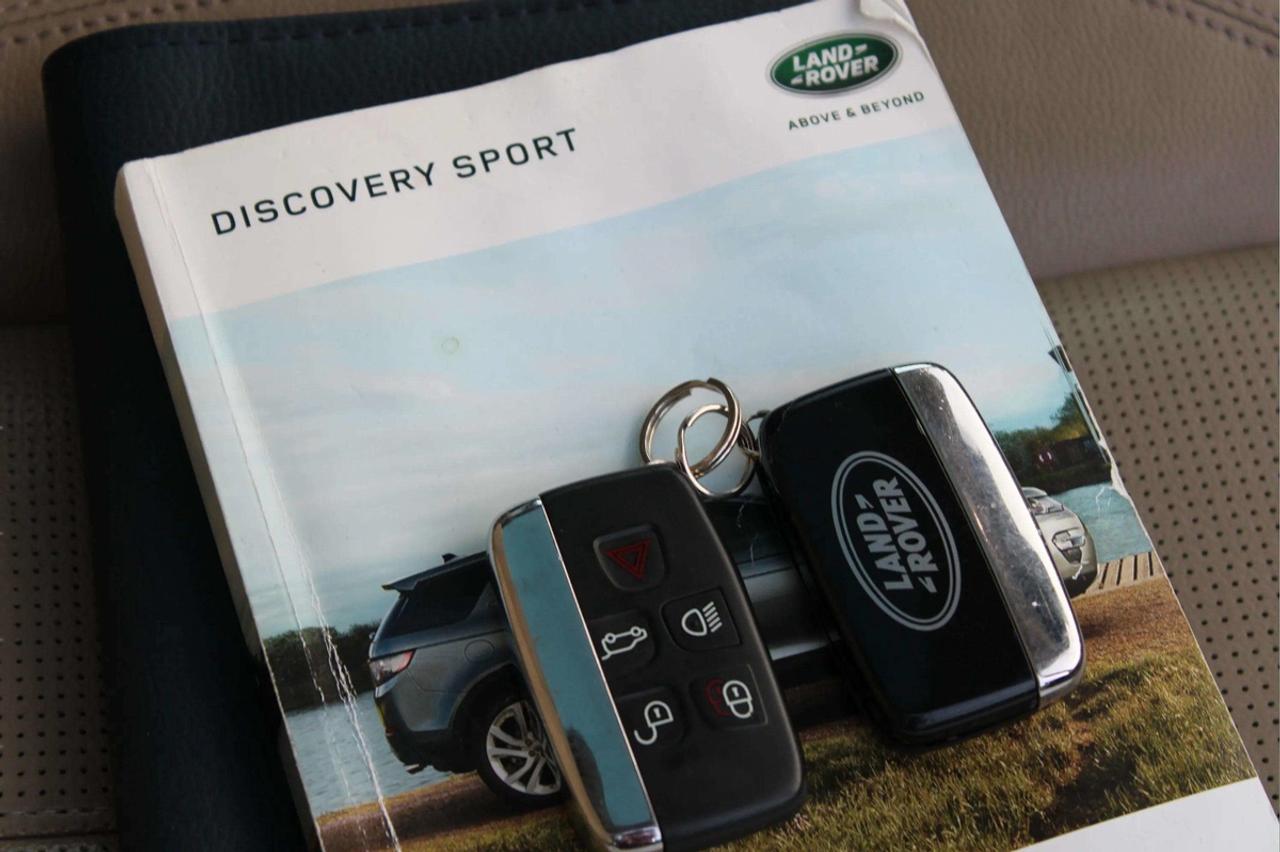 2017 Land Rover Discovery Sport HSE Photo