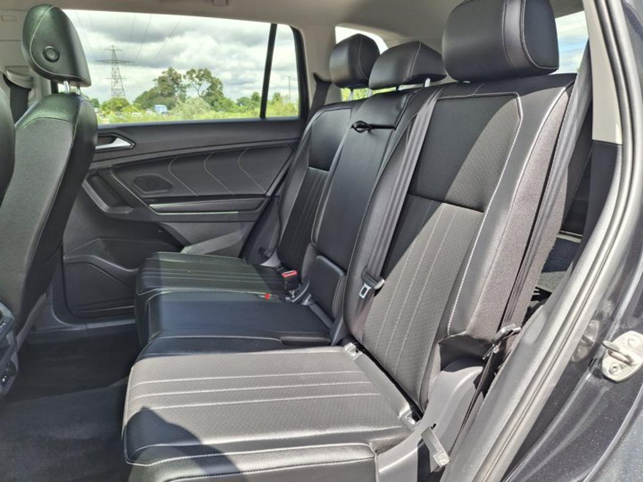 2022 Volkswagen Tiguan Comfortline AWD | Leather | Sunroof | Heated Seats | Remote Start | Wireless Carplay | and More! Photo