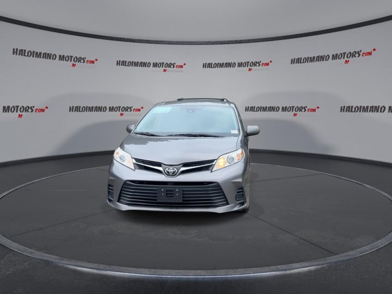 2018 Toyota Sienna LE AWD | No Accidents Photo2