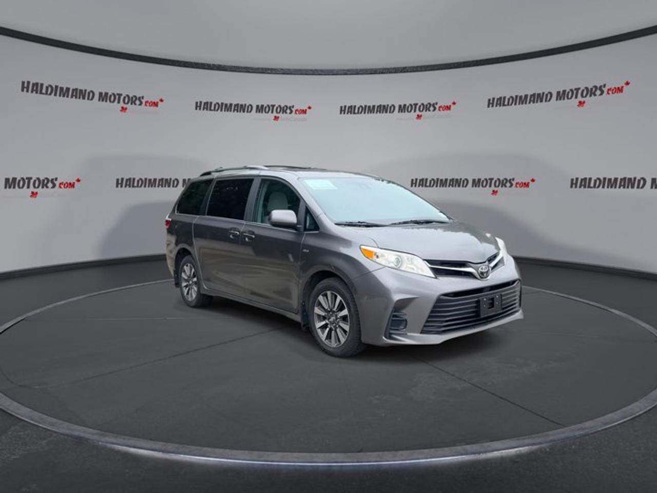 2018 Toyota Sienna LE AWD | No Accidents Photo5