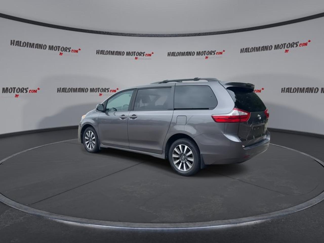 2018 Toyota Sienna LE AWD | No Accidents Photo