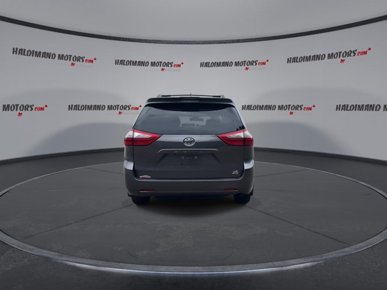 2018 Toyota Sienna LE AWD | No Accidents Photo