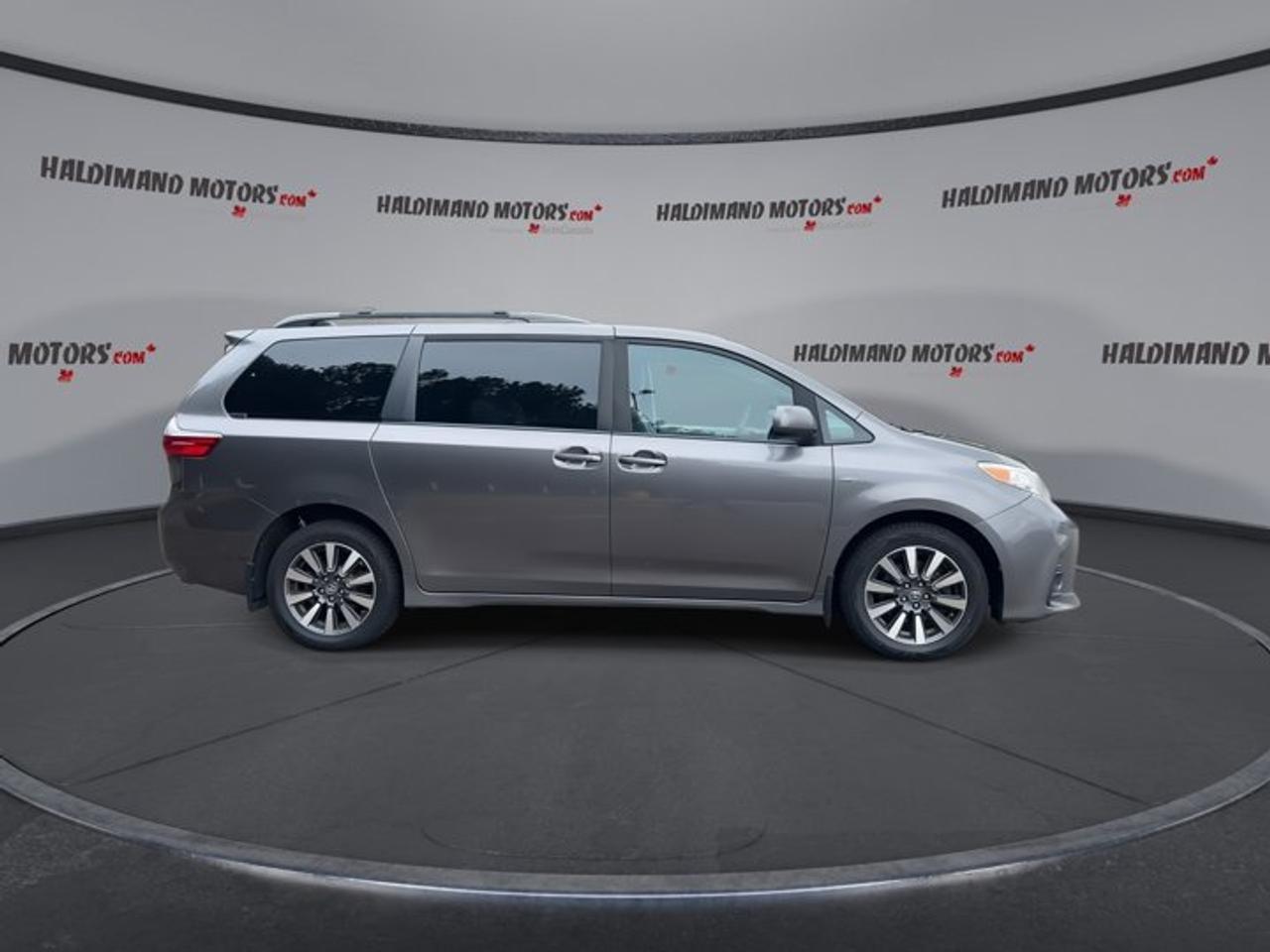 2018 Toyota Sienna LE AWD | No Accidents Photo
