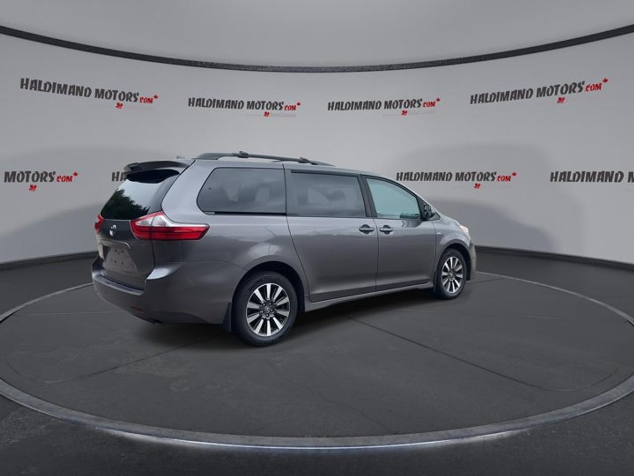 2018 Toyota Sienna LE AWD | No Accidents Photo