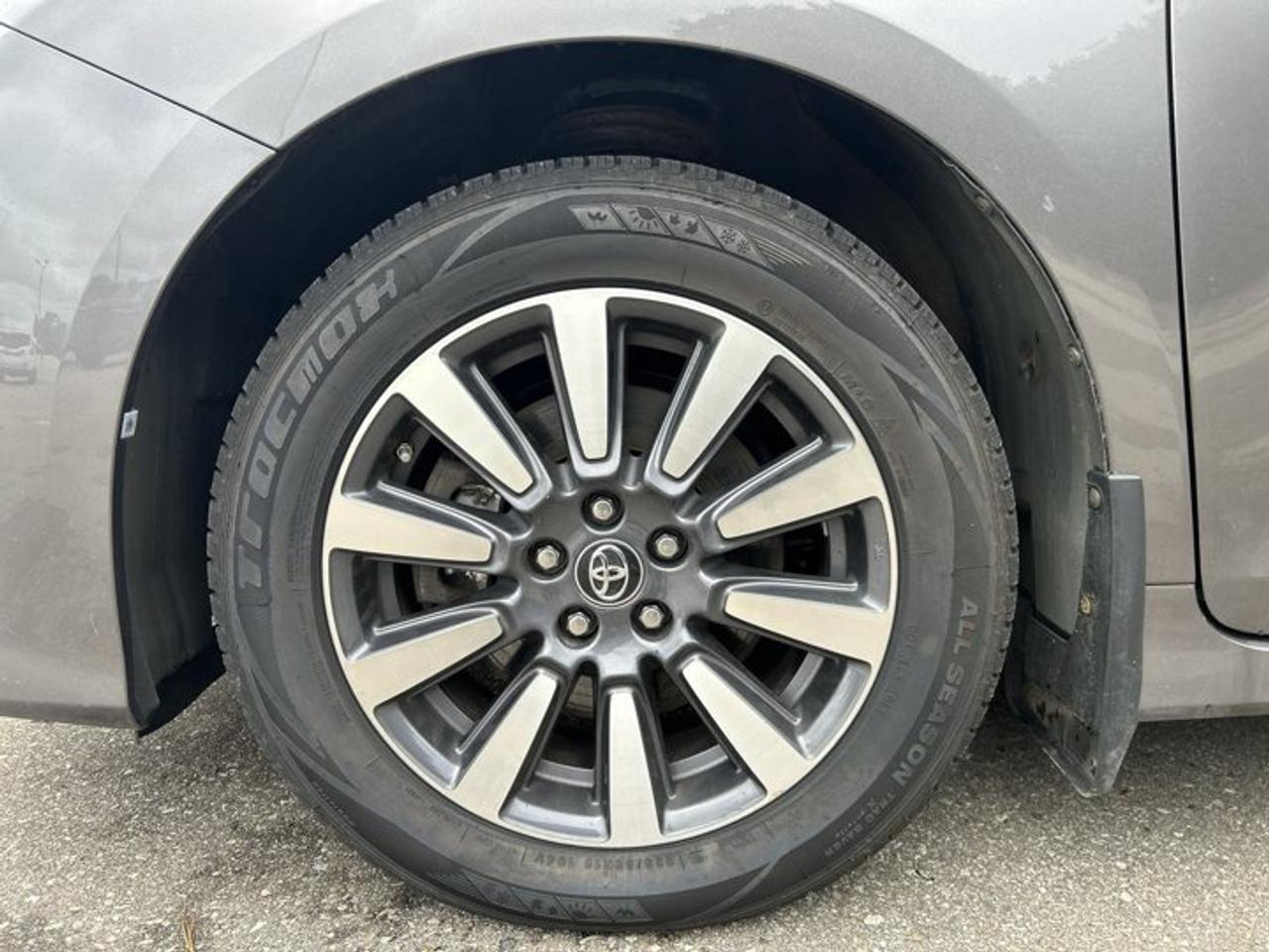 2018 Toyota Sienna LE AWD | No Accidents Photo