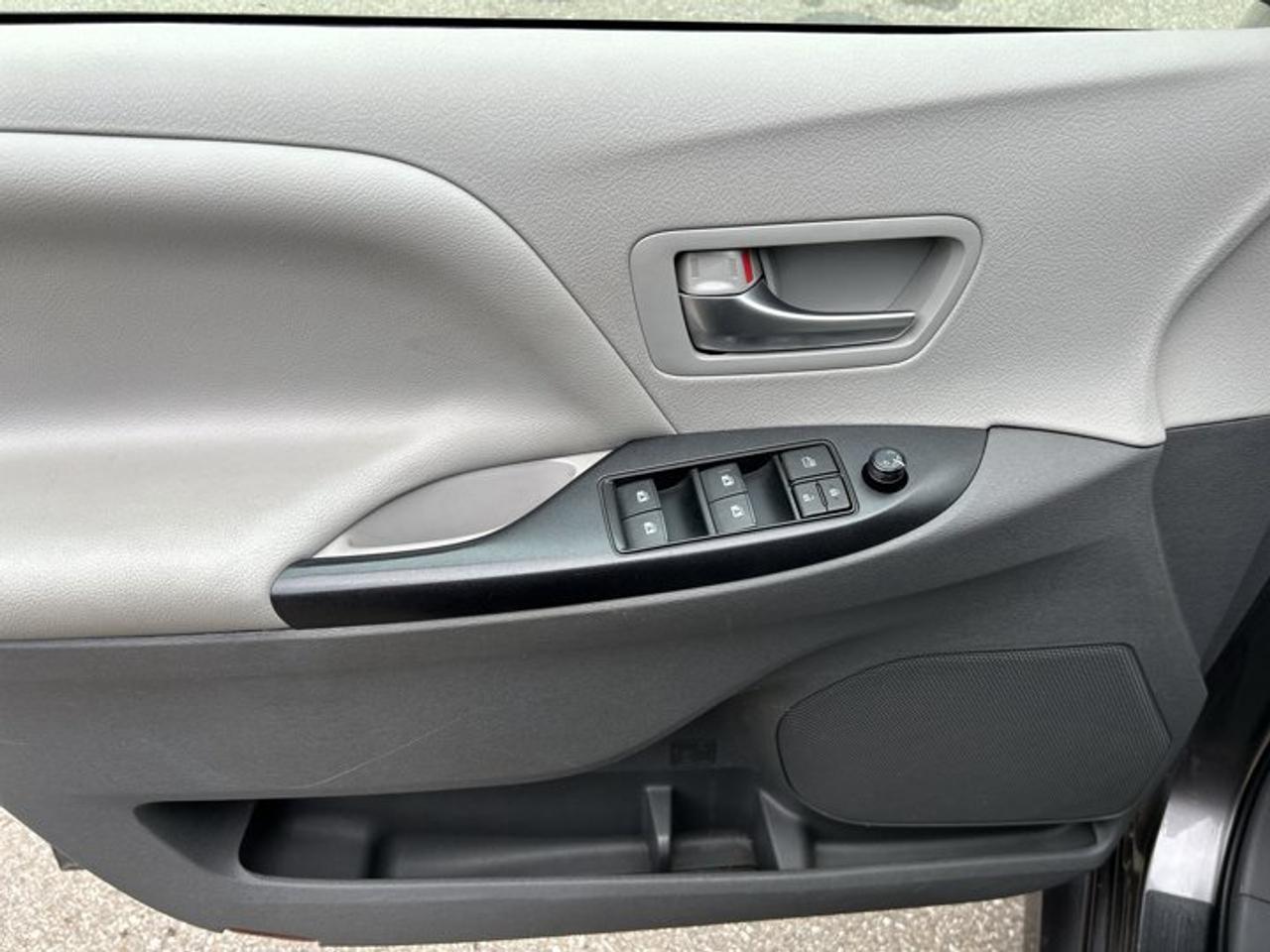 2018 Toyota Sienna LE AWD | No Accidents Photo