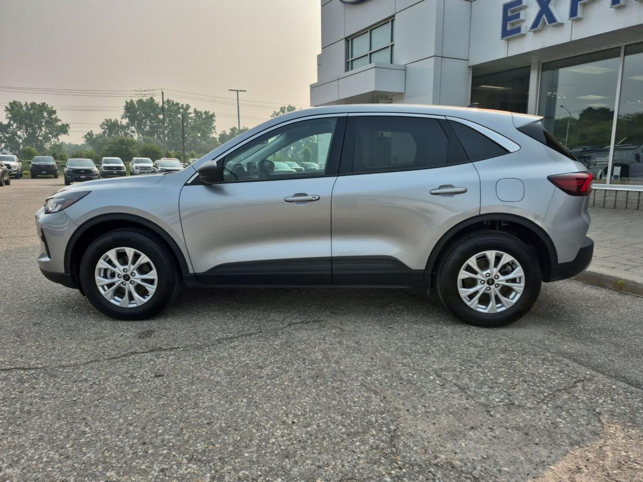 2024 Ford Escape AWD, HEATED WHEEL, HEATED SEATS, REMOTE START! Photo2