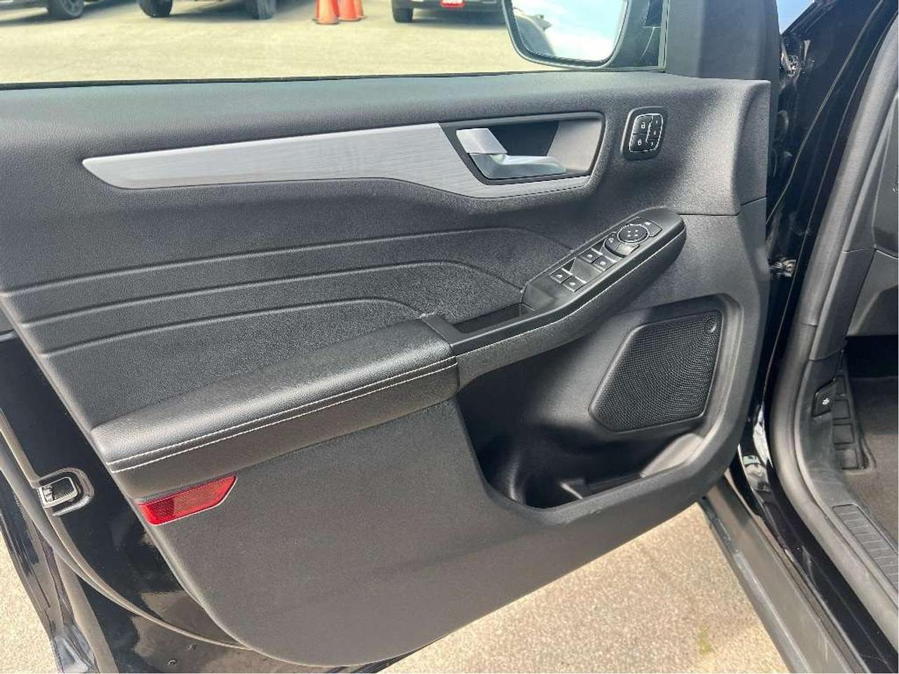 2025 Ford Escape Platinum AWD *LTHR *NAVI *PWR SEATS *PWR LIFTGATE Photo