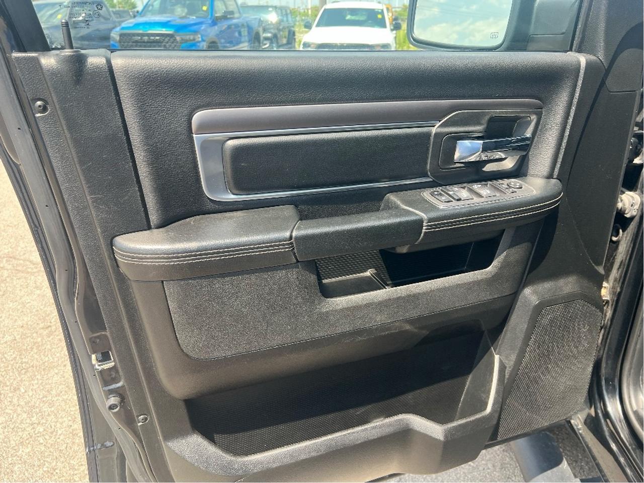2023 RAM 1500 Classic Warlock Crew 4x4 V6 *TONNEAU *LINER *STEPS *HITCH Photo