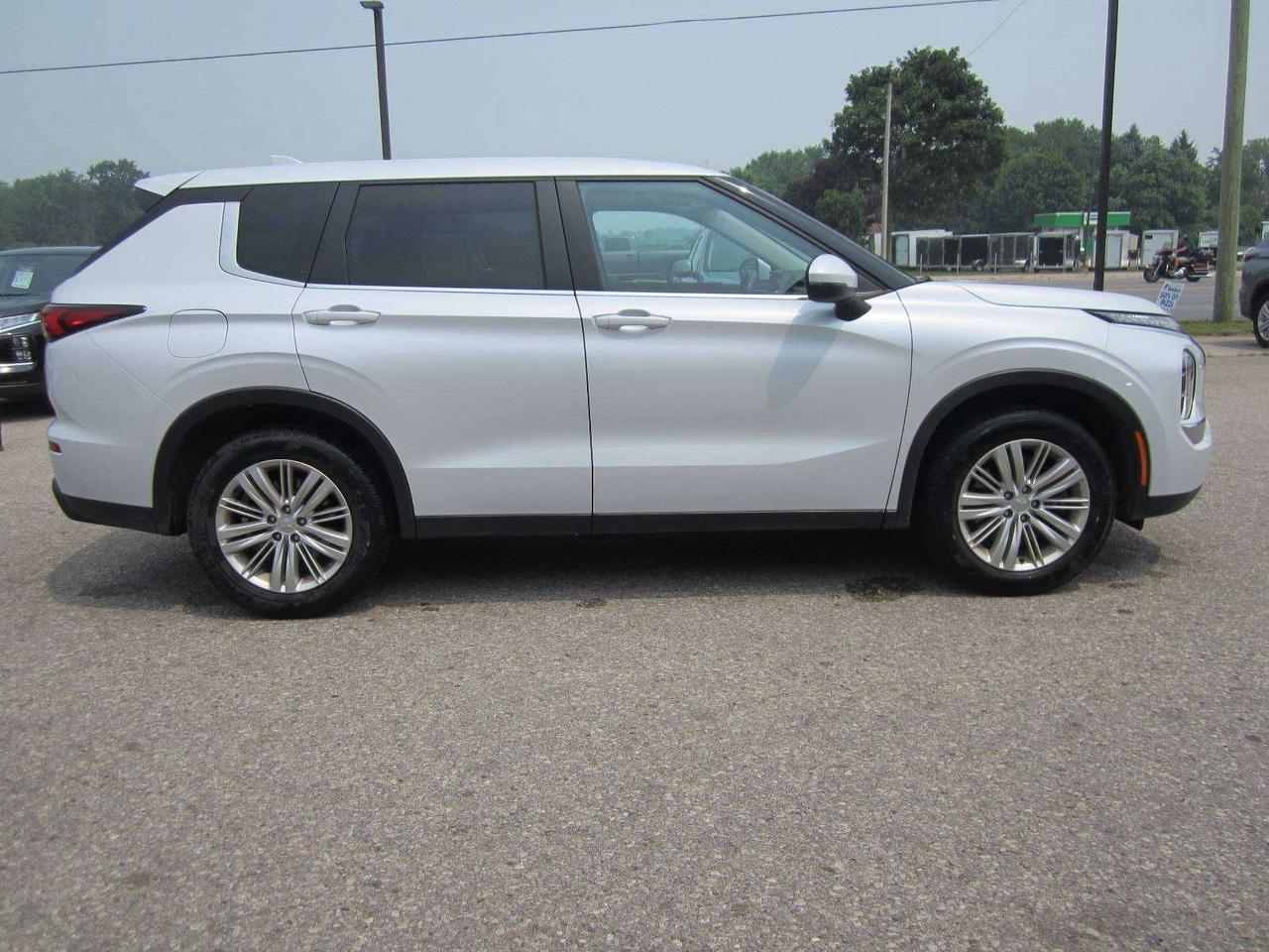 2024 Mitsubishi Outlander ES S-AWC ONE OWNER RENTAL NO ACCIDENTS Photo