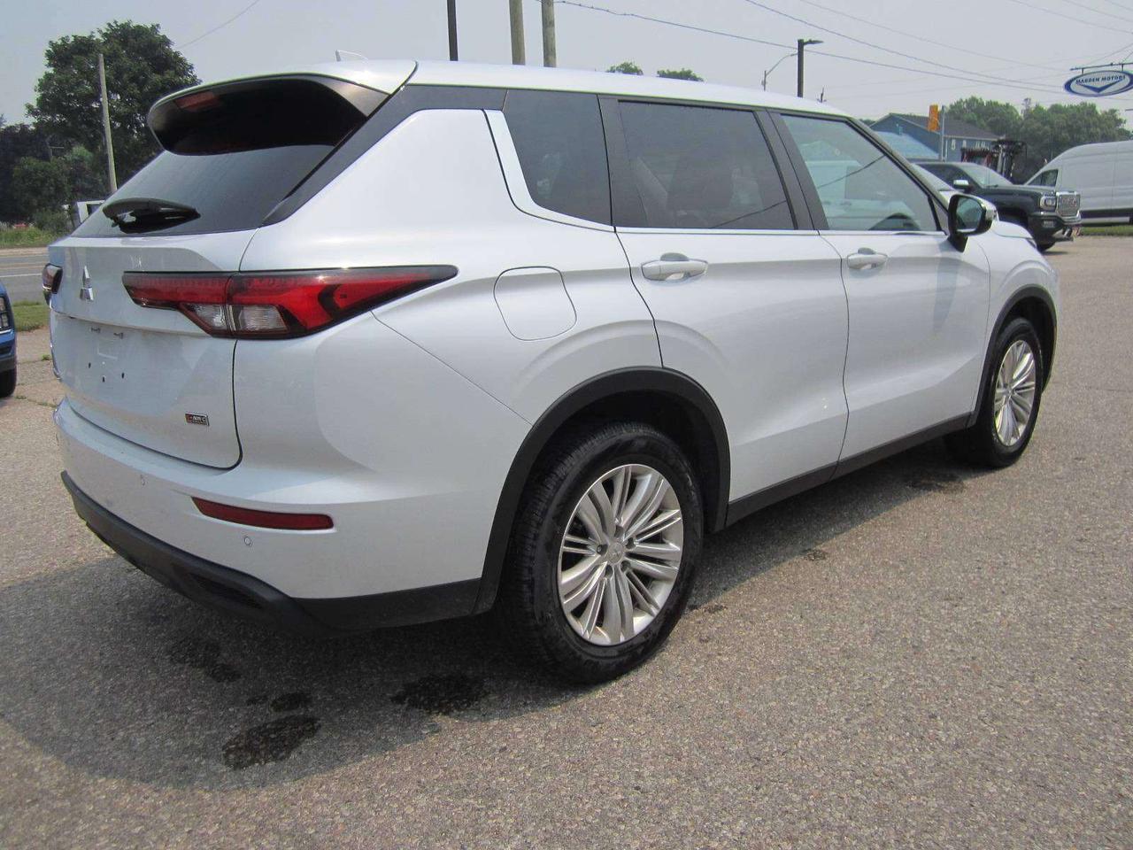 2024 Mitsubishi Outlander ES S-AWC ONE OWNER RENTAL NO ACCIDENTS Photo4
