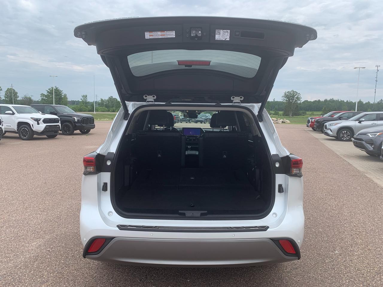 2023 Toyota Highlander Hybrid Limited Platinum Photo