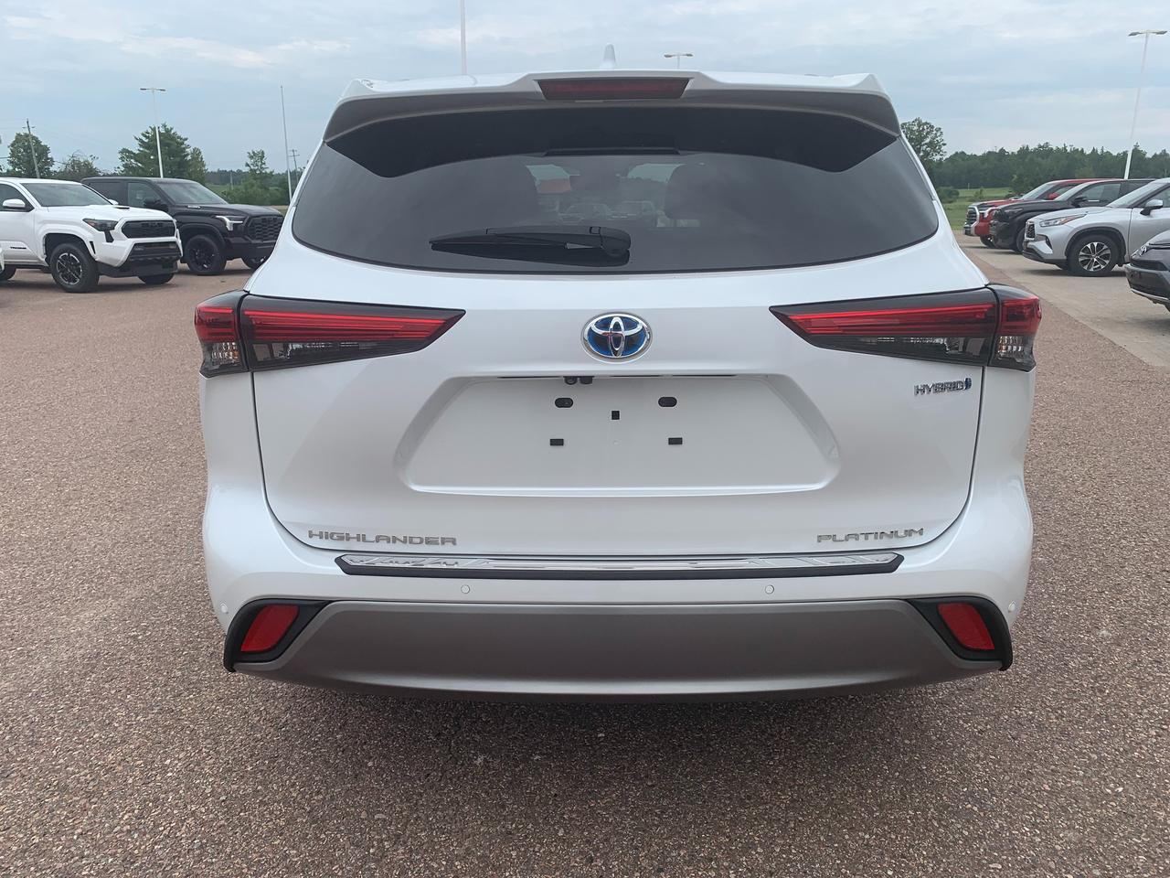2023 Toyota Highlander Hybrid Limited Platinum Photo4