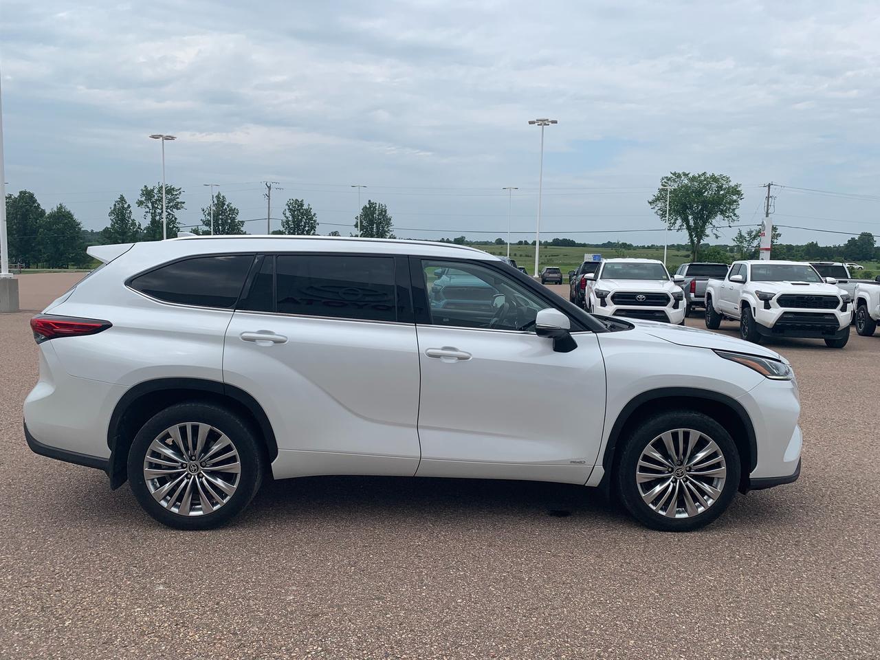 2023 Toyota Highlander Hybrid Platinum Photo