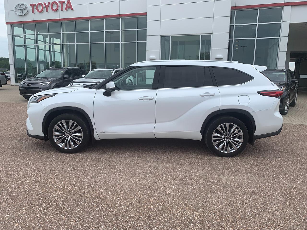 2023 Toyota Highlander Hybrid Limited Platinum Photo3