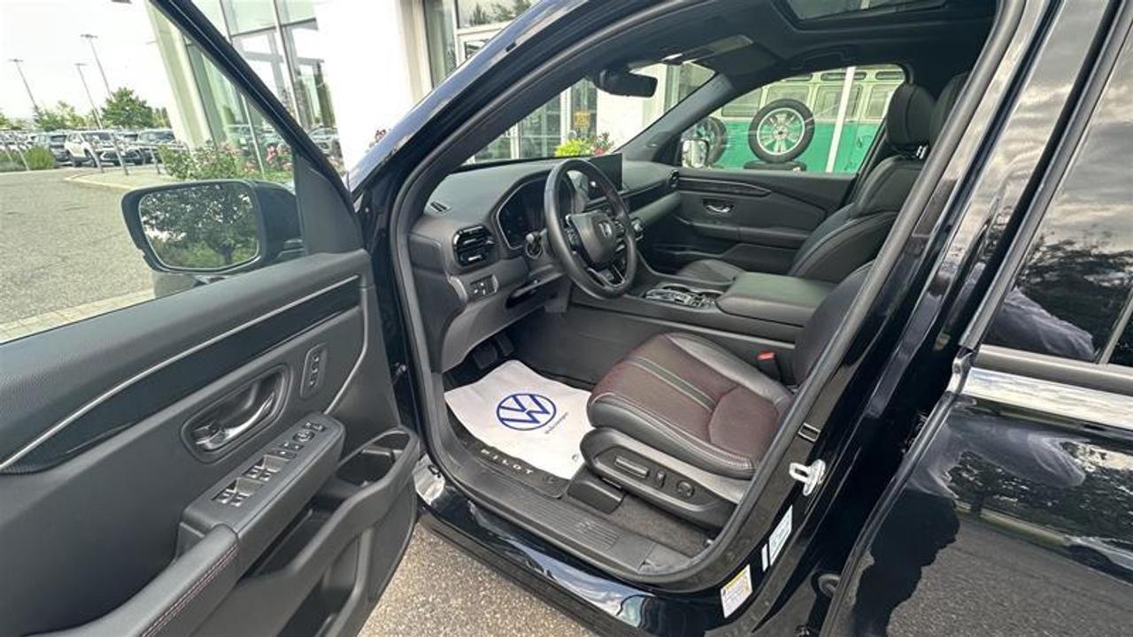 2025 Honda Pilot Black Edition AWD 8-Seater vehicle Photo