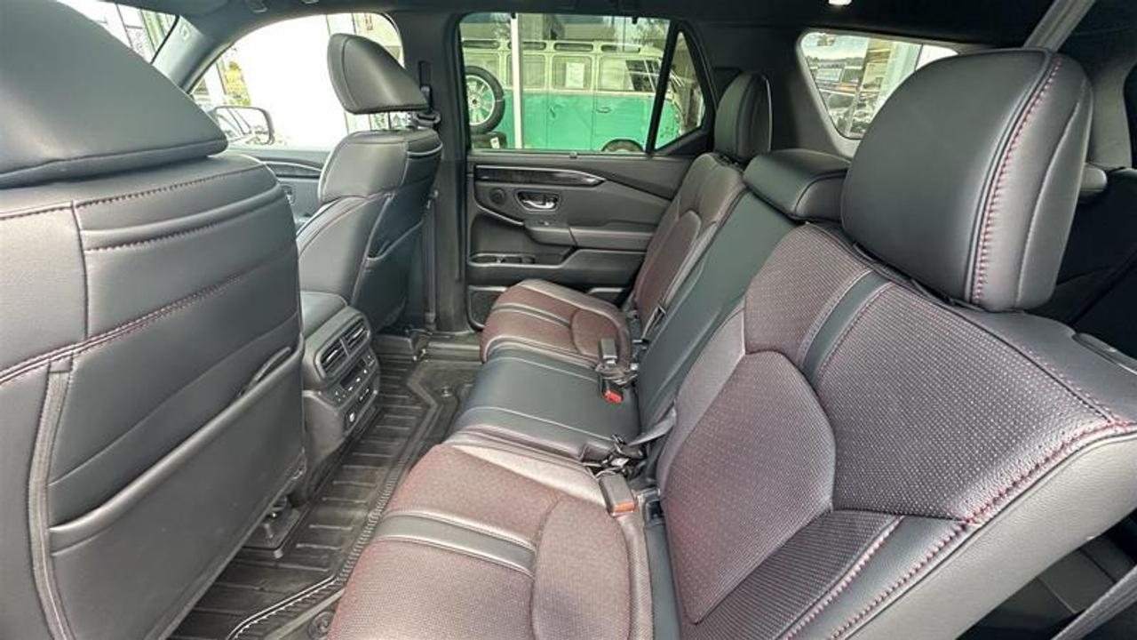 2025 Honda Pilot Black Edition AWD 8-Seater vehicle Photo
