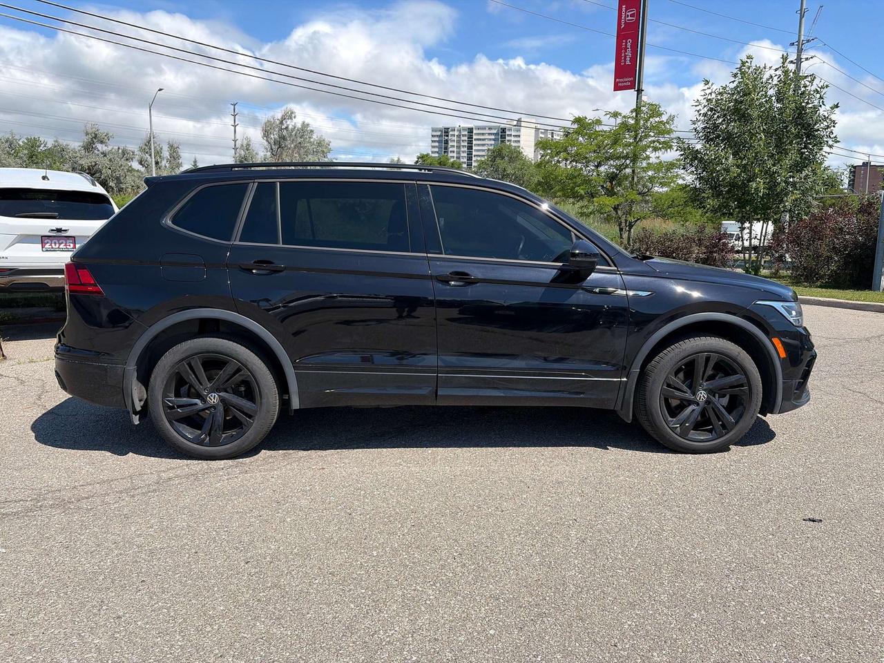 2024 Volkswagen Tiguan Comfortline R-Line Black Edition Photo