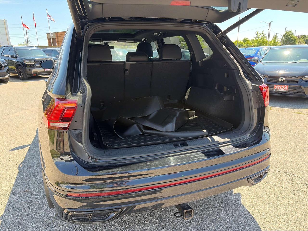2024 Volkswagen Tiguan Comfortline R-Line Black Edition Photo