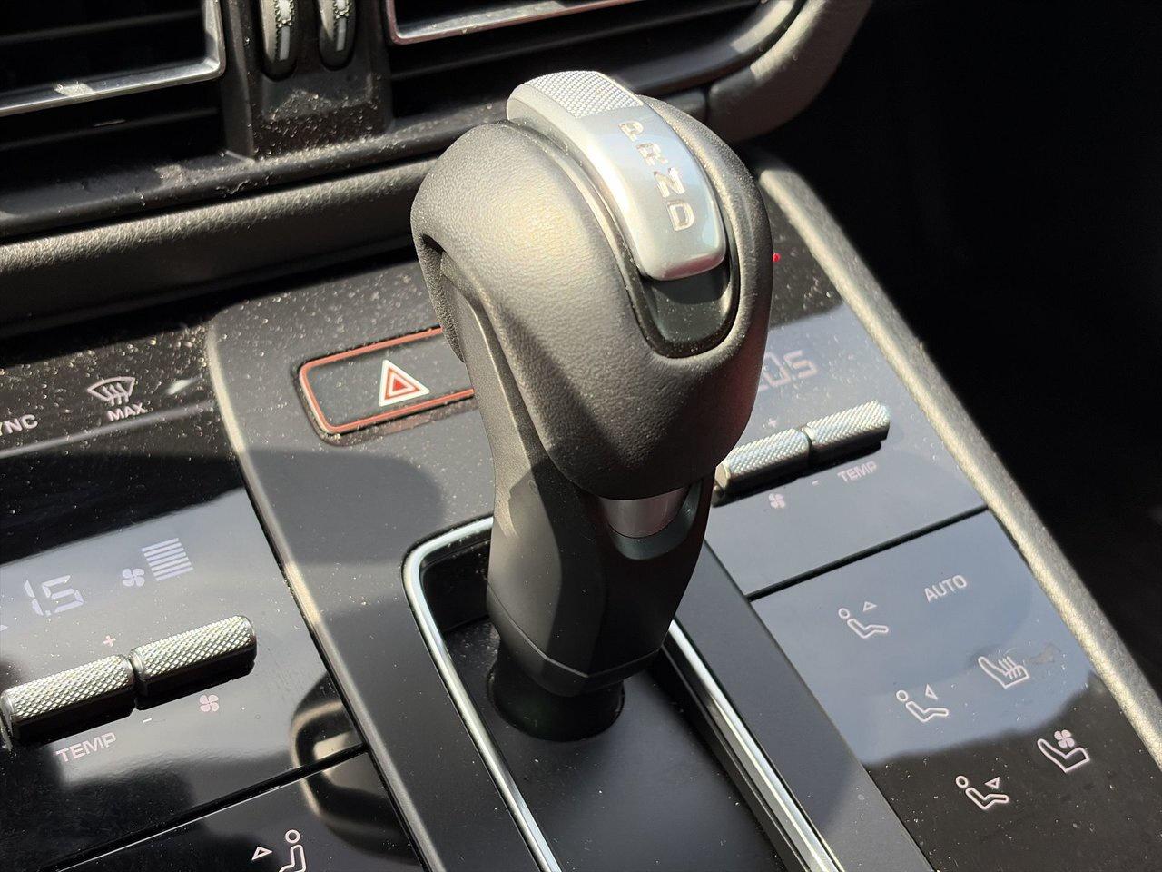 2024 Porsche Macan AWD Low KM   Red Interior   Heated Seats   Wireles Photo